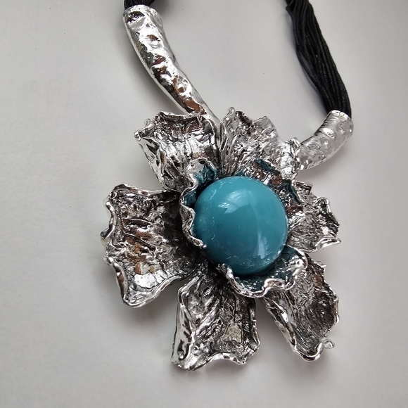 NWT Turquoise Antique Silver Metal Flower Pendant Faux Leather Necklace Set - Picture 7 of 11